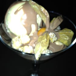 Caleo - Vanilla ice cream with chocolate and coconut.