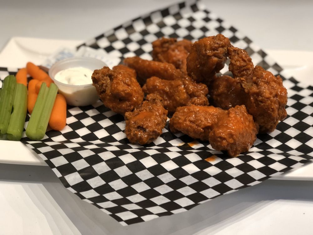 Gianni’s Pizza & Wings Logo