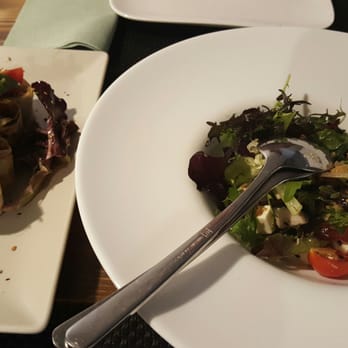 Mood Food - Primeros del menú: ensalada campera y burrito - Mediterranean Near Me - València, V Mood Food - Primeros del menú: ensalada campera y burrito - Mediterranean Near Me - València, V