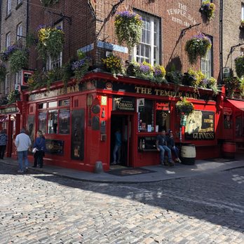 The Temple Bar - The iconic view - Pubs Near Me - Dublin, D