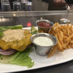 Copper Creek Restaurant - Bun-less burger med rear cooked to perfection. Extra crispy fries!!! Woohoo