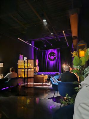 Skaalvenn Distillery & Cocktail Lounge by null