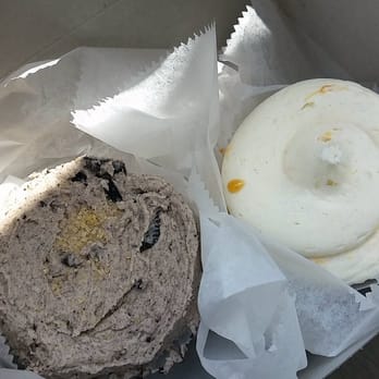 Yummy Cupcakes - Vegan Oreo and white pepper peach - Desserts Near Me - Burbank, California
