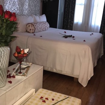 Hotel 1110 - Our room (Marilyn Monroe King Bedroom) - Hotels Near Me - Monterey, California