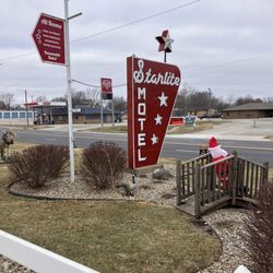 Starlite Motel - Starlight motel sign.