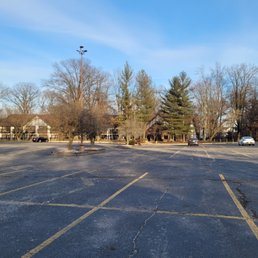 4 cars in lot but no whirlpool suites available