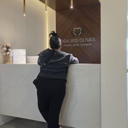 Dra. Iris Olivas - Healthy Smile Designer - Reception desk
