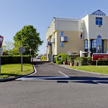 ibis Lyon Bron Eurexpo - Extérieur de l'hôtel et entrée du parking - Venues & Event Spaces Near Me - Bron, 69