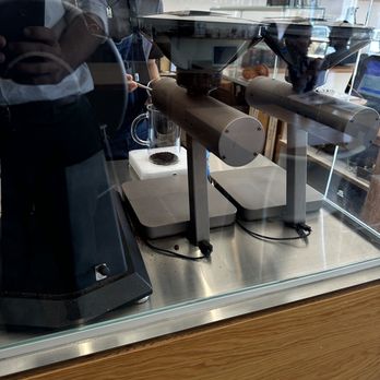 Blue Bottle Coffee - South Beverly - Weighing freshly ground coffee to the gram - Coffee & Tea Near Me - Beverly Hills, California Blue Bottle Coffee - South Beverly - Weighing freshly ground coffee to the gram - Coffee & Tea Near Me - Beverly Hills, California