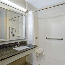 La Quinta by Wyndham Kearney - Guest room bath
