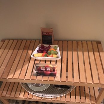 Island Inn - Snacks: fruit, granola - Hotels Near Me - Friday Harbor, Washington Island Inn - Snacks: fruit, granola - Hotels Near Me - Friday Harbor, Washington