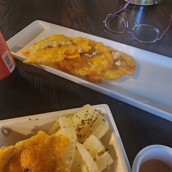 Plaza Borinquen - Tostones al ajillo - Puerto Rican Near Me - Lancaster, California