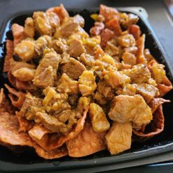 Poke On Da Run - Pastele stew nachos