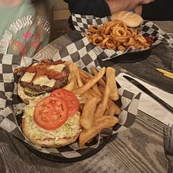 Chelo's Hometown Bar & Grille