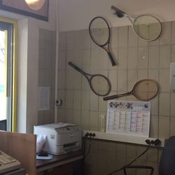 Tennis Municipal des Argoulets - L'accueil Tennis, vieillot mais très sympathique :-)