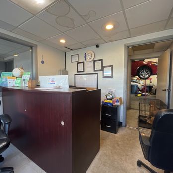 Legend Auto Specialists - Inside of shop, dog (finally put away, after maybe 45 minutes of waiting) in crate, no one up front to help. - Auto Repair Near Me - Lynnwood, Washington