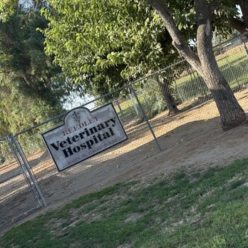 Reedley Veterinary Hospital - Front sign of the building. There is this area for dogs to walk around - Veterinarians Near Me - Reedley, California Reedley Veterinary Hospital - Front sign of the building. There is this area for dogs to walk around - Veterinarians Near Me - Reedley, California