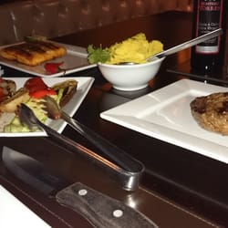 Toro Parrilla - Bife ancho, salmão,  farofa de ovos e parilha de legumes.