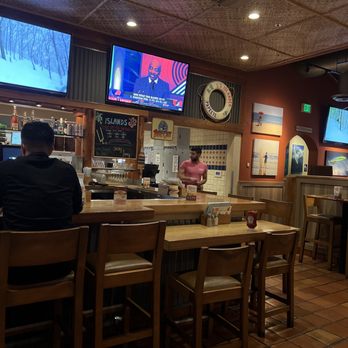 Islands Restaurant - Interior - Burgers Near Me - Northridge, California Islands Restaurant - Interior - Burgers Near Me - Northridge, California