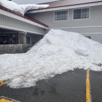 Summit Inn - Entrance - Hotels Near Me - Snoqualmie Pass, Washington