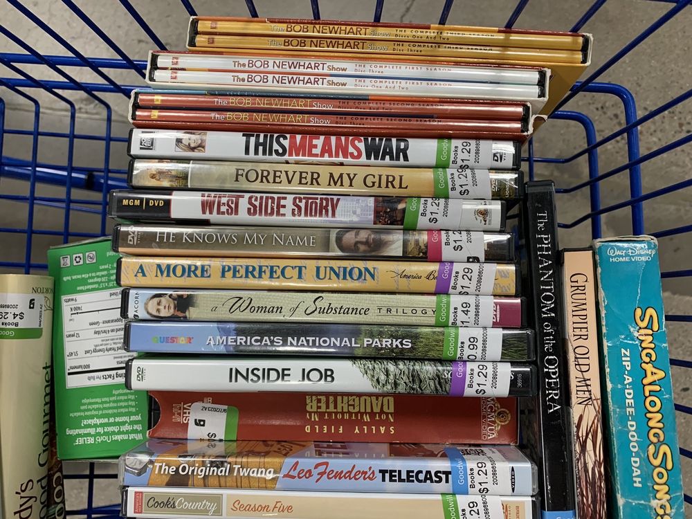 GOODWILL MCKELLIPS MESA Updated September 2024 29 Photos & 16 Reviews 106 E McKellips Rd