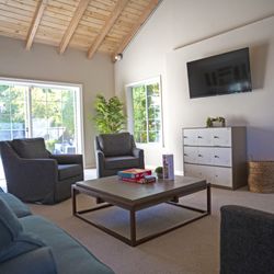 Evolve Teen Treatment Centers - In the living room teens can relax, socialize, play games, read, listen to music, and enjoy various recreational activities.