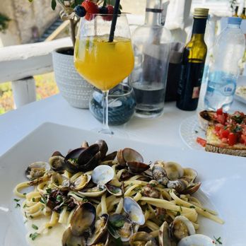 Il Ritrovo - Mango Spritz & Linguine alle Vongole - Seafood Near Me - Salerno, SA Il Ritrovo - Mango Spritz & Linguine alle Vongole - Seafood Near Me - Salerno, SA