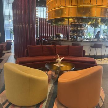 W Toronto - C'est Chic! - Hotels Near Me - Toronto, Ontario W Toronto - C'est Chic! - Hotels Near Me - Toronto, Ontario