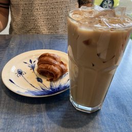 Salted caramel latte, ham and Gruyère croissant Salted caramel latte, ham and Gruyère croissant