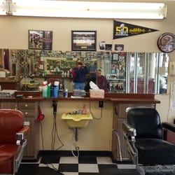 Men's Den Barber Shop - Old school chairs