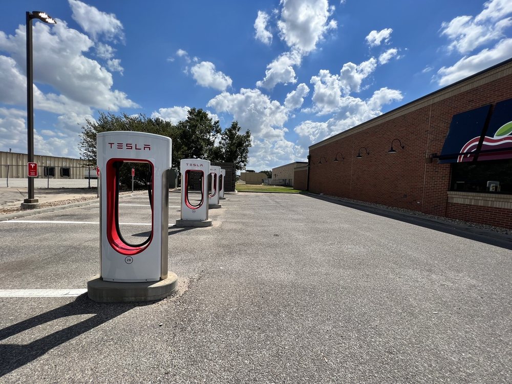 TESLA SUPERCHARGER Updated October 2024 4760 S Broadway St, Wichita