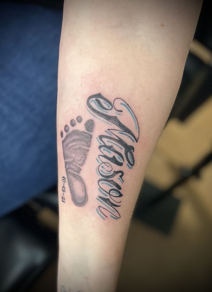 Clean Lines Tattoo Company Logo