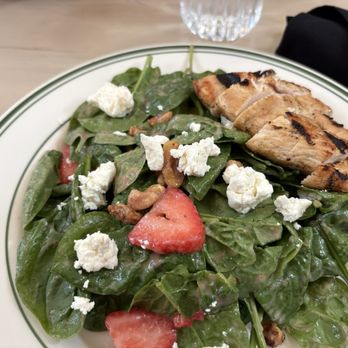 Mellotone Beer Project - Chicken on spinach salad - Cocktail Bars Near Me - Cincinnati, Ohio