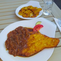 Neubrunne Stübel - Schnitzel mit Zwiebelsauce und Bratkartoffeln