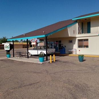 Roadrunner Lodge Motel - Exterior View of Roadrunner Lodge - Hotels Near Me - Tucumcari, New Mexico Roadrunner Lodge Motel - Exterior View of Roadrunner Lodge - Hotels Near Me - Tucumcari, New Mexico