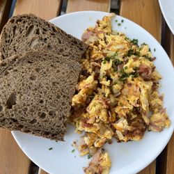 Café O Corvo - Eggs with bacon and onions