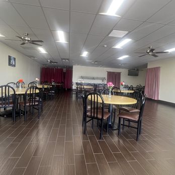 Tandoori Grill - Dining area with plenty of space. Buffet stand in background - Indian Near Me - Fresno, California Tandoori Grill - Dining area with plenty of space. Buffet stand in background - Indian Near Me - Fresno, California