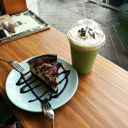 Rawcoco - Tarta de queso y brownie. Frapé de matcha.