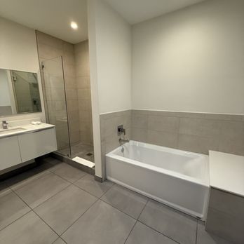 Costa Hollywood Beach Hotel - Master bath - Resorts Near Me - Hollywood, Florida Costa Hollywood Beach Hotel - Master bath - Resorts Near Me - Hollywood, Florida