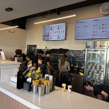 Hey Yogurt - View of register, counter, and staff - Ice Cream & Frozen Yogurt Near Me - San Mateo, California