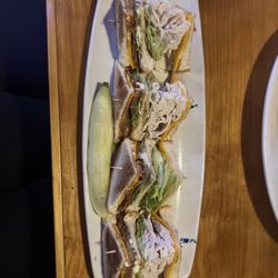 McVee's Pub & Grub - Traditional club Sandwhich