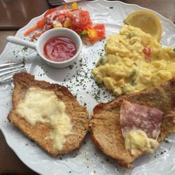 Einkehr zur Maut - Mein Cordon Bleu zeigt die Lieblosigkeit bei der Zubereitung. Der Zuschnitt (siehe Ränder) und die Füllung lässt sehr zu wünschen übrig.