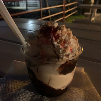 Scoups Homemade Ice Cream - Small hot fudge sundae - Ice Cream & Frozen Yogurt Near Me - Albany, New York