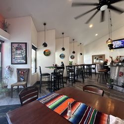 Mickey’s Kitchen Mexican Cuisine - Clean dinning room.