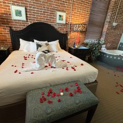 Lancaster Arts Hotel - Romantic suite staging