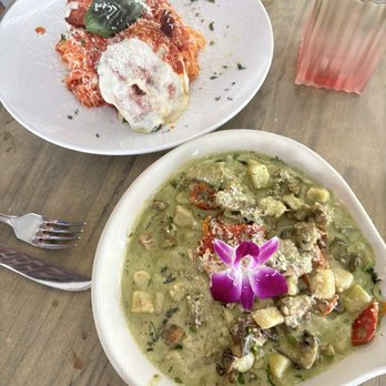 Facci Ristorante - Chicken Parmigiana & Gnocchi di Patate Pesto e Salsiccia - Wine Bars Near Me - Ellicott City, Maryland