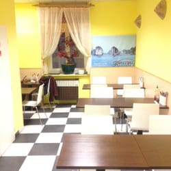 Asian Fast Food Binh Minh - Prostor k sezení je malý, ale čistý a útulný