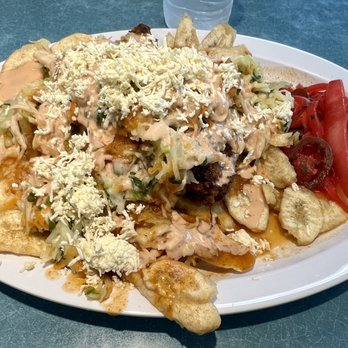 Típicos El Hondureño - Pollo Frito con Tajadas: a fried chicken and plantain dish with slaw on top and pickled onions on the side. Very tasty! - Salad Near Me - Baton Rouge, Louisiana Típicos El Hondureño - Pollo Frito con Tajadas: a fried chicken and plantain dish with slaw on top and pickled onions on the side. Very tasty! - Salad Near Me - Baton Rouge, Louisiana