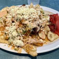 Típicos El Hondureño - Pollo Frito con Tajadas: a fried chicken and plantain dish with slaw on top and pickled onions on the side. Very tasty!