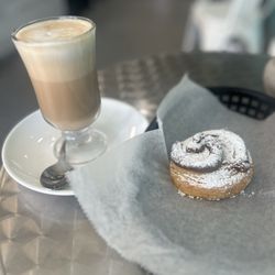 Locos x Argentina - Café con leche y factura de dulce de leche.